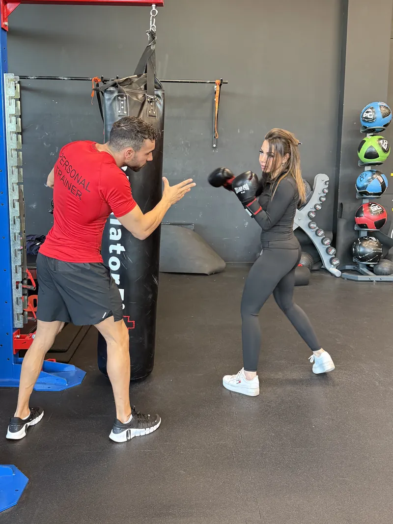 Travail au sac de frappe avec Samy, coach de boxe, et son élève