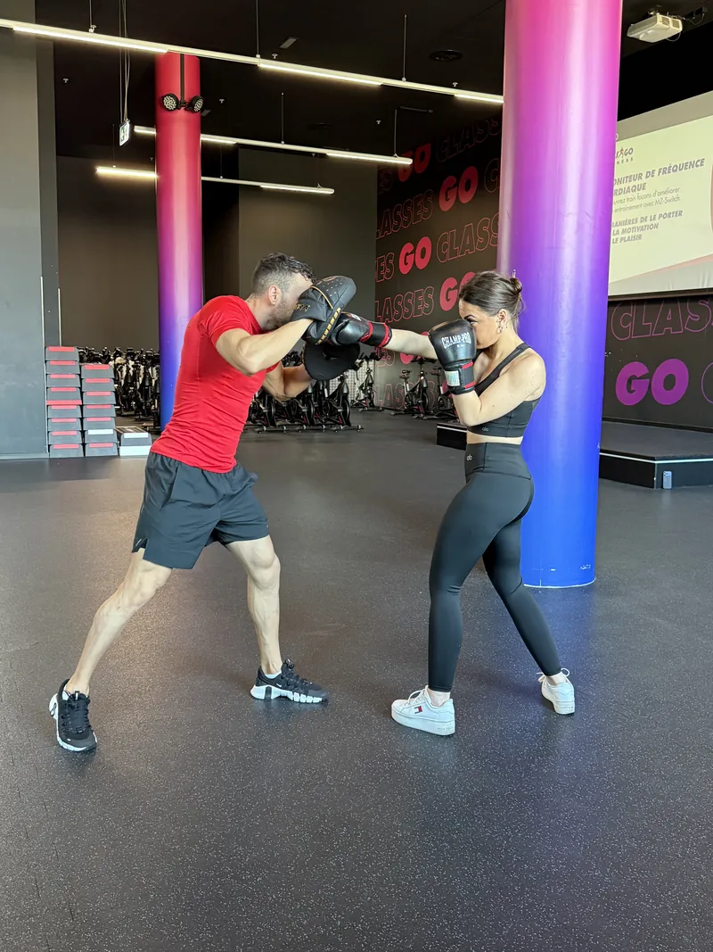 Travail de la garde et des coups de poing sur pads avec Samy, coach de boxe à Genève