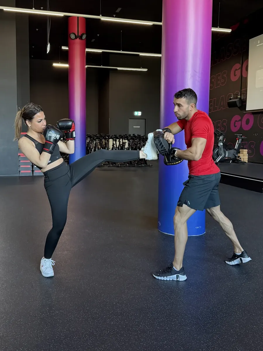 Coup de pied d’une élève dans les pattes d’ours tenues par Samy, coach de boxe