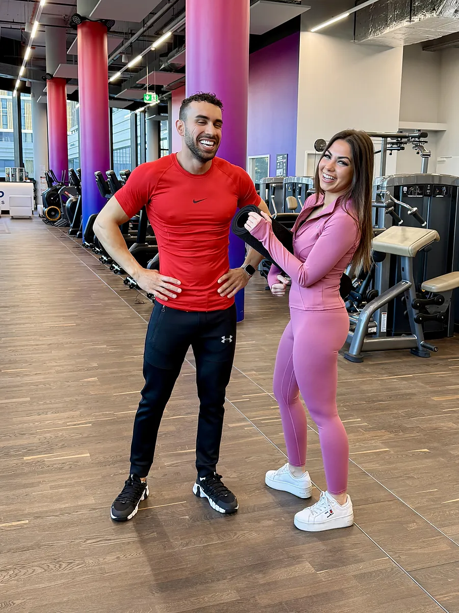 Samy, coach sportif, avec une cliente dans une salle Let’s Go Fitness à Genève