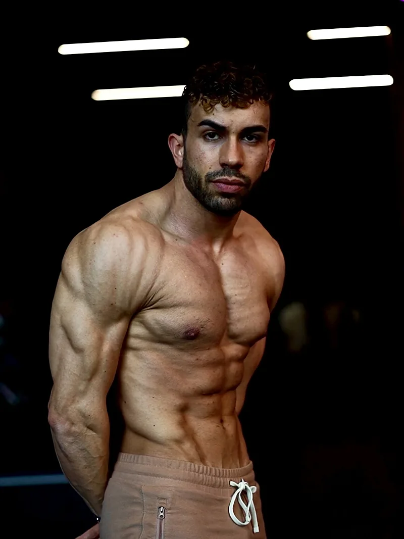 Samy après sa transformation : physique athlétique et musclé
